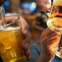 . Premierminister Anutin Charnvirakul hat Regierungsbehörden angewiesen, Beschränkungen für den Alkoholverkauf aufzuheben und die Öffnungszeiten des Nachtlebens zu verlängern. Dies dürfte die Staatseinnahmen um Hunderte Milliarden Baht steigern