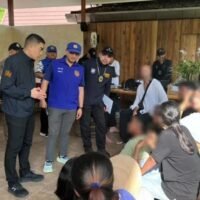 Razzien in zwei nicht lizenzierten Hotels auf der beliebten Insel Koh Phangan führten gestern (18. Oktober) zur Festnahme von drei Israelis, vier Arbeitern aus Myanmar und zwei Thailändern, die in das illegale Geschäft verwickelt waren, berichtete die Zeitung Naewna.