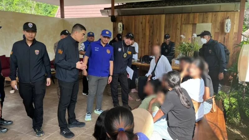 Razzien in zwei nicht lizenzierten Hotels auf der beliebten Insel Koh Phangan führten gestern (18. Oktober) zur Festnahme von drei Israelis, vier Arbeitern aus Myanmar und zwei Thailändern, die in das illegale Geschäft verwickelt waren, berichtete die Zeitung Naewna.