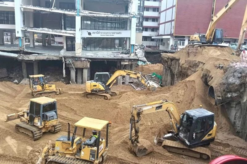 Das Auffüllen des riesigen Erdlochs auf Bangkoks Samsen Road wird nach Angaben der Mass Rapid Transit Authority viel mehr Sand erfordern als ursprünglich angenommen, da es immer größer wird.Der Bauleiter der MRTA, Wacharapon Khongsawad, sagte am Mittwoch, das ursprüngliche Erdloch sei 30 Meter breit, 30 Meter lang und 20 Meter tief gewesen, habe sich aber inzwischen vergrößert und werde immer noch größer.