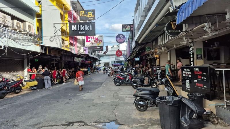 Pattaya-Bar bietet Kopfgeld an, nachdem sich ein Dieb ein wertvolles BMX-Rad geschnappt hat. Die Videoüberwachungsaufnahmen wurden online veröffentlicht, da Mitarbeiter Hilfe bei der Identifizierung des Verdächtigen suchen.