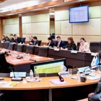 . Hochrangige Beamte trafen sich, um die möglichen Auswirkungen der 60-tägigen visumfreien Einreise in Thailand zu besprechen. Diese ermöglicht ausländischen Besuchern die visumfreie Einreise zu touristischen Zwecken, für dringende Arbeitsaufgaben oder kurzfristige Geschäftsbeziehungen.