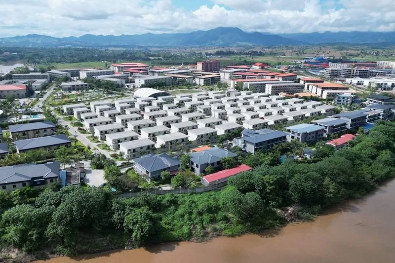 SpaceX gab an, den Dienst für mehr als 2.500 Starlink-Geräte in Betrugszentren in Myanmar eingestellt zu haben. Dies geschah als Reaktion auf Berichte, wonach die Nutzung dieser Geräte durch Verbrecherbanden für den Satelliten-Internetdienst stark zugenommen habe.