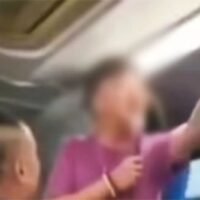 . „Kaufen Sie hier, oder steigen Sie nicht wieder in den Bus“, sagte ein chinesischer Reiseleiter zu seiner Gruppe. Chinesische Reiseleiter und Unternehmen sind im Fokus der Nötigung. Es wurde aufgezeichnet, wie ein chinesischer Reiseleiter eine Gruppe chinesischer Touristen, die durch Thailand reisten, zwang, in einem von ihm empfohlenen Geschäft Waren zu kaufen, andernfalls dürften sie nicht wieder in den Bus einsteigen.