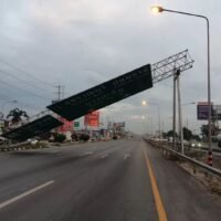Autofahrer auf der Kanchanaphisek Road in Nonthaburi mussten am Montagmorgen stundenlang einen Verkehrsstau erleiden, nachdem ein Kleinlaster gegen das Metallgerüst eines riesigen Schildes prallte und dieses auf die Straße fiel. Der Vorfall wurde der Polizei von Bang Bua Thong gegen 5:30 Uhr gemeldet.