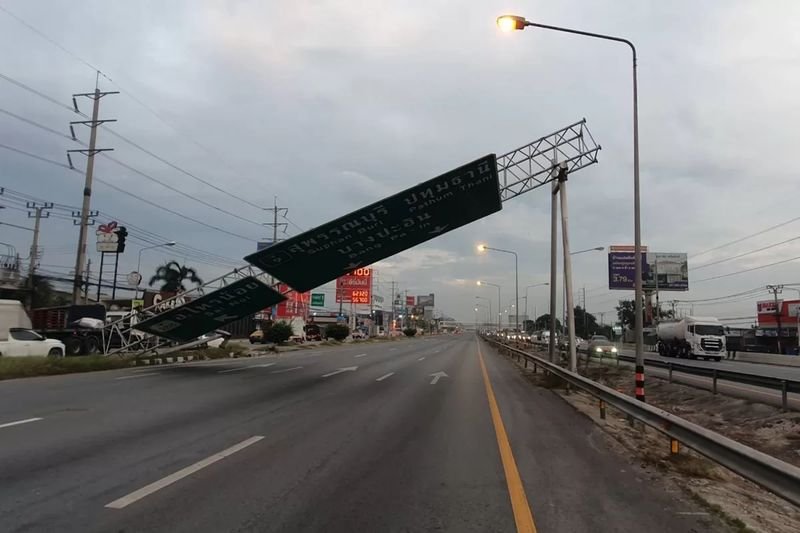 Autofahrer auf der Kanchanaphisek Road in Nonthaburi mussten am Montagmorgen stundenlang einen Verkehrsstau erleiden, nachdem ein Kleinlaster gegen das Metallgerüst eines riesigen Schildes prallte und dieses auf die Straße fiel.Der Vorfall wurde der Polizei von Bang Bua Thong gegen 5:30 Uhr gemeldet.