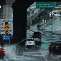 Der Regen ist noch nicht vorbei, Bangkok und der Osten sind durchnässt, da der Monsun aufzieht. Die Wetterdienstbehörde warnte am Sonntag (12. Oktober) vor heftigen Regenfällen und Gewittern in Bangkok, den umliegenden Provinzen sowie im Osten und Süden, da die Monsunrinne über die unteren zentralen, östlichen und oberen südlichen Regionen zieht.