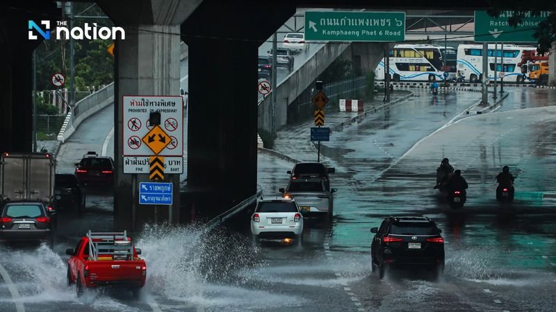 Der Regen ist noch nicht vorbei, Bangkok und der Osten sind durchnässt, da der Monsun aufzieht. Die Wetterdienstbehörde warnte am Sonntag (12. Oktober) vor heftigen Regenfällen und Gewittern in Bangkok, den umliegenden Provinzen sowie im Osten und Süden, da die Monsunrinne über die unteren zentralen, östlichen und oberen südlichen Regionen zieht.