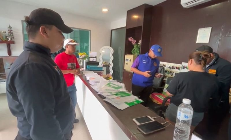 Die Polizei hat eine Razzia bei einer großen Autovermietung in russischem Besitz auf Koh Phangan durchgeführt, Hunderte Motorräder und Autos beschlagnahmt und sieben Personen festgenommen. Unter den Festgenommenen befanden sich ein Russe und eine Thailänderin, die verdächtigt wurden, als Strohmann für einen anderen Russen zu fungieren, der der eigentliche Eigentümer war und in Phuket lebte.