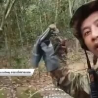 Dass kambodschanische Soldaten den entlang der Grenze ausgerollten Stacheldraht durchschneiden, liegt daran, dass sie sich so zusätzliches Geld verdienen und die thailändischen Truppen provozieren wollen, zitierte PPTVHD 36 am 17. Oktober die Facebook-Seite „Thai Burma Railway, Death Railway“.