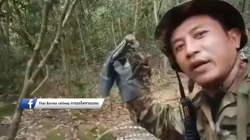 Dass kambodschanische Soldaten den entlang der Grenze ausgerollten Stacheldraht durchschneiden, liegt daran, dass sie sich so zusätzliches Geld verdienen und die thailändischen Truppen provozieren wollen, zitierte PPTVHD 36 am 17. Oktober die Facebook-Seite „Thai Burma Railway, Death Railway“.