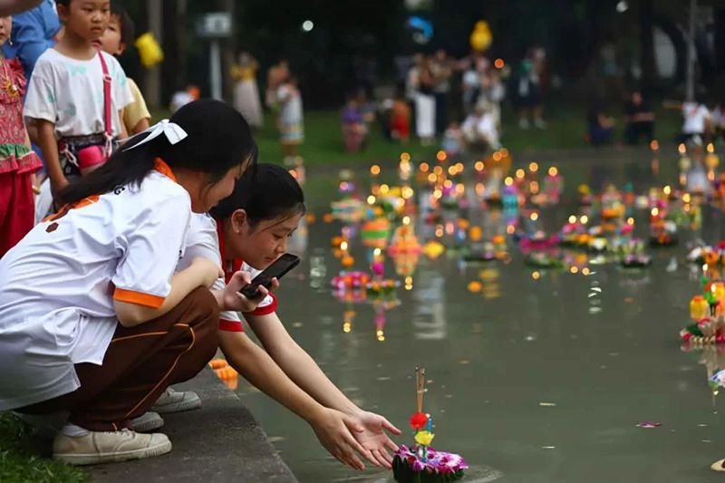 Die Regierung plant, während ihrer viermonatigen Amtszeit 12 Millionen ausländische Besucher anzulocken. Dafür werden vier Veranstaltungen organisiert: der Amazing Marathon, Maha Loy Krathong 2025, das Vijit Chao Phraya Light Festival und der Amazing Thailand Countdown.