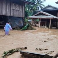 . Der Sturm Bualoi schwächt sich ab, aber bis Donnerstag wird weiterhin anhaltender Regen erwartet. Die Flüsse im Norden stellen eine Bedrohung dar. Die Behörden mahnen zur Vorsicht im Norden und Nordosten Thailands, wo in den nächsten Tagen weiterhin mit starken Regenfällen und über die Ufer tretenden Flüssen zu rechnen ist, obwohl sich der Taifun Bualoi zu einem starken Tiefdruckgebiet abgeschwächt hat.