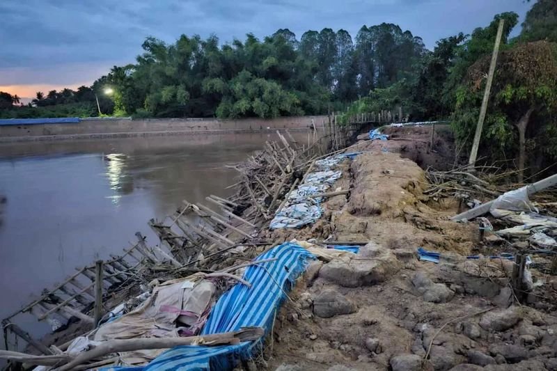 Die Überschwemmungen setzten sich am Sonntag in 17 Provinzen fort, hauptsächlich in der Zentralebene und im Norden. Der Wasserstand stieg nur in Suphan Buri an, während er in anderen Provinzen stabil blieb oder sogar zurückging.Das Ministerium für Katastrophenschutz und -minderung berichtete, dass die Bewohner in acht Provinzen der Zentralebene – Uthai Thani, Chai Nat, Sing Buri, Ang Thong, Suphan Buri, Ayutthaya, Pathum Thani und Nakhon Pathom – immer noch betroffen seien.