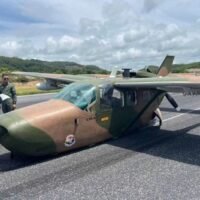 Der internationale Flughafen Phuket öffnete am Mittwochnachmittag seine Hauptlandebahn wieder, drei Stunden nachdem ein Flugzeug der Königlich Thailändischen Marine aufgrund einer Fehlfunktion des Fahrwerks die Landebahn blockiert hatte. Die Bauchlandung der Cessna T-337 Skymaster, die sich laut Marine auf einer Routinepatrouille befand, erfolgte um 11:18 Uhr. Es gab keine Verletzten.