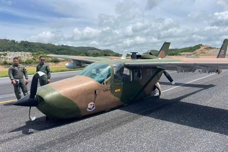 Der internationale Flughafen Phuket öffnete am Mittwochnachmittag seine Hauptlandebahn wieder, drei Stunden nachdem ein Flugzeug der Königlich Thailändischen Marine aufgrund einer Fehlfunktion des Fahrwerks die Landebahn blockiert hatte.Die Bauchlandung der Cessna T-337 Skymaster, die sich laut Marine auf einer Routinepatrouille befand, erfolgte um 11:18 Uhr. Es gab keine Verletzten.