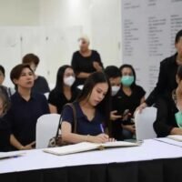 . Von städtischen Gemeinden bis hin zu abgelegenen Städten ist das Gefühl des Verlusts im ganzen Königreich stark zu spüren, während die Thailänder um den Tod Ihrer Majestät Königin Sirikit, der Königinmutter, trauern. Die Bürger drückten ihre tiefe Trauer aus,