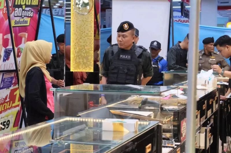 Verteidigungsminister General Nattaphon Narkphanit bestätigte am Dienstag, dass während des bewaffneten Überfalls im Einkaufszentrum Big C im Bezirk Sungai Kolok durch eine Bande schwarz gekleideter Bewaffneter Gold im Wert von 600 Baht (Gewicht) gestohlen wurde.