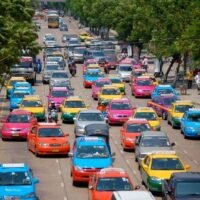 Das thailändische Verkehrsministerium führt ein digitales Taximetersystem ein, mit dem Fahrgäste in Bangkok Fahrer sofort melden können, wenn sie eine Fahrt ablehnen. Das Verkehrsministerium entwickelt ein neues Tool, mit dem Fahrgäste Bangkoker Taxifahrer sofort melden können, wenn ihnen eine Fahrt verweigert wird.