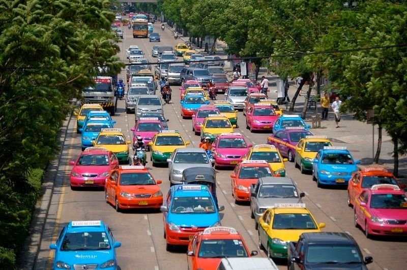 Das thailändische Verkehrsministerium führt ein digitales Taximetersystem ein, mit dem Fahrgäste in Bangkok Fahrer sofort melden können, wenn sie eine Fahrt ablehnen. Das Verkehrsministerium entwickelt ein neues Tool, mit dem Fahrgäste Bangkoker Taxifahrer sofort melden können, wenn ihnen eine Fahrt verweigert wird.