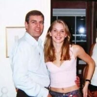 Prinz Andrew wird beschuldigt, während seiner Tätigkeit als britischer Handelsgesandter steuerfinanzierte Reisen nach Thailand für persönliche Treffen mit Frauen genutzt zu haben. Der ehemalige Diplomat Ian Proud behauptet, der Prinz habe offizielle Pflichten mit privaten Ausflügen zu Treffen mit Ladyboys kombiniert