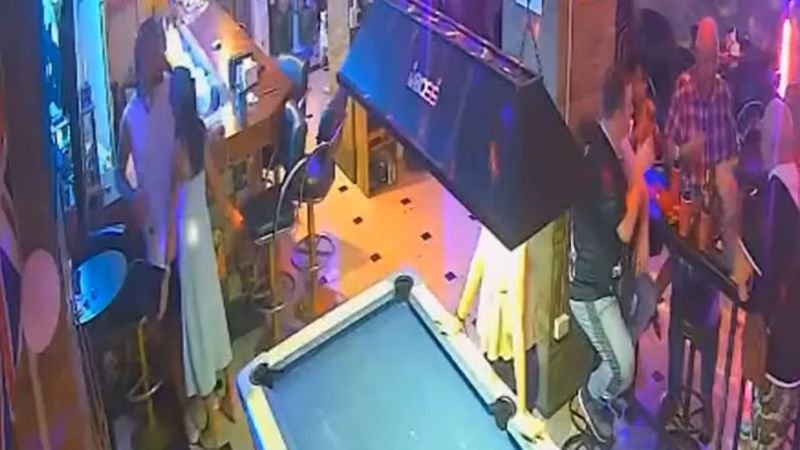 Die Videoüberwachung zeigt, wie ein angespannter Streit eskaliert, bevor es in einer überfüllten Bar zu einer Gewalttat kommt. Eine Frau aus Pattaya schneidet sich nach einem Streit mit ihrem ausländischem Freund die Kehle durch.