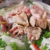 Am frühen Morgen des 26. Oktober brachen fünf Personen, darunter vier Erwachsene und ein junges Mädchen , bewusstlos auf einer Straße in der Provinz Samut Prakan zusammen . Sie hatten eine Grillparty in einem Wohnkomplex im Bezirk Bang Pu genossen, als ihnen nach dem Verzehr von Quallen plötzlich schlecht wurde.