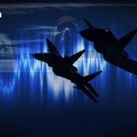 Thailand verschärft die Sicherheitsmaßnahmen entlang der Grenze zu Sa Kaeo, da gespenstische Geräusche und Kampfjetübungen für Spannungen sorgen. Der Nationale Sicherheitsrat genehmigt einen militärischen Plan zur Rückeroberung der Souveränität nach kambodschanischen Übergriffen. Truppen, Polizei und Verteidigungsführung sind in höchster Alarmbereitschaft.