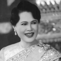 Ihre Majestät Königin Sirikit, die Königinmutter, ist am Freitag um 21:21 Uhr friedlich im King Chulalongkorn Memorial Hospital verstorben, wie das Büro des königlichen Haushalts mitteilte.