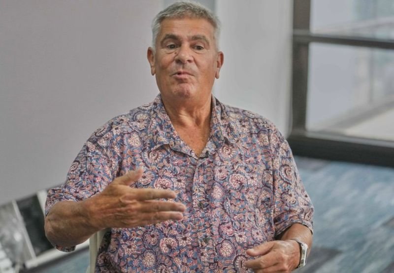 Ein australischer Wissenschaftler aus Südthailand gab an, in Bangkok wegen Verleumdung im Zusammenhang mit seiner Kritik an Malaysia unrechtmäßig festgenommen worden zu sein. Er bezeichnete dies als Beispiel transnationaler Repression. Der 66-jährige Murray Hunter wurde am 30. September am Flughafen Suvarnabhumi festgenommen, als er versuchte, einen Flug nach Hongkong zu besteigen. Er wurde gegen Kaution freigelassen.