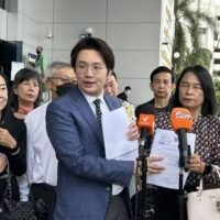 Eine Gruppe von Investoren hat vor dem Zivilgericht eine Sammelklage gegen die Icon Group eingereicht und fordert rund sechs Milliarden Baht Entschädigung für entgangene Investitionen. Die Investoren behaupten, sie seien mit hohen Renditeversprechen angelockt worden, die nie eingehalten wurden.