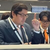 Kambodscha stellt China in den Vordergrund und stellt Thailand bei der IPU wegen der Lösung des Betrugs an den Rand. Bei der 151. Interparlamentarischen Union in Genf schloss sich Kambodscha mit China zusammen, um Thailand bei der Verabschiedung einer von Thailand angeführten Resolution zu transnationalen Betrügereien auszugrenzen.