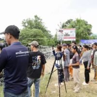 Mindestens 100 kambodschanische Dorfbewohner versammelten sich am Freitag an der Grenze gegenüber zwei Dörfern in der Provinz Sa Kaeo, um zu protestieren, während thailändische Soldaten sich darauf vorbereiteten, Landminen zu räumen, bevor sie mit einer Operation zur Zurückdrängung der Eindringlinge begannen.