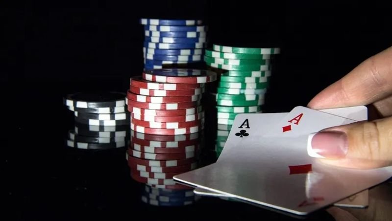 In einer scharfen Kehrtwende unterzeichnete Premierminister und Innenminister Anutin Charnvirakul heute (22. Oktober) eine Verordnung, die internationales und chinesisches Poker im Land vollständig verbietet, nachdem es erst vor wenigen Monaten Bestrebungen zur Legalisierung gegeben hatte, berichtete der Fernsehsender Channel 7.