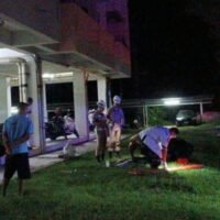 Rettungskräfte der Sawang Rojanathamsathan Sattahip Foundation wurden gestern, am 19. Oktober, gegen 3 Uhr morgens über einen schweren Sturz in einem Wohnheim auf dem Gelände der Royal Thai Navy (RTN) in Sattahip, Chon Buri, informiert. Das Rettungsteam koordinierte daraufhin die Ermittlungen mit der Polizeiwache Sattahip.