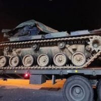 Die Königlich Thailändischen Streitkräfte haben im Rahmen des Abkommens zwischen beiden Nationen mit dem Abzug schwerer Waffen von der thailändisch-kambodschanischen Grenze begonnen. Zwei M60A3-Panzer wurden am 28. Oktober 2025 unter Aufsicht des ASEAN Observer Team (AOT) zu ihrem Stützpunkt in der Provinz Saraburi zurückverlegt