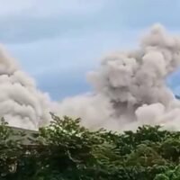 Die Militärjunta von Myanmar bombardierte gestern (30. Oktober) erneut den KK Park, den berüchtigten Betrugskomplex in der Gemeinde Myawaddy im Kayin-Staat, mit ihren Drohnen, die dreimal Bomben abwarfen. Dies führte dazu, dass weitere verängstigte ausländische Arbeiter über die Grenze in den thailändischen Bezirk Mae Sot, direkt gegenüber dem Fluss Moei, flohen, berichtete Amarin TV.