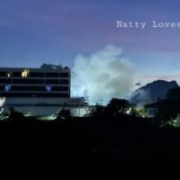 Das myanmarische Militär hat gestern (24. Oktober) den zweiten Tag in Folge Gebäude innerhalb des berüchtigten KK-Park-Skandalkomplexes in der Gemeinde Myawaddy im Bundesstaat Kayin bombardiert. Die Explosionsgeräusche hallten durch die ganze thailändische Stadt Mae Sot, direkt gegenüber dem Fluss Moei, wie der Fernsehsender Channel 7 heute Morgen berichtete.