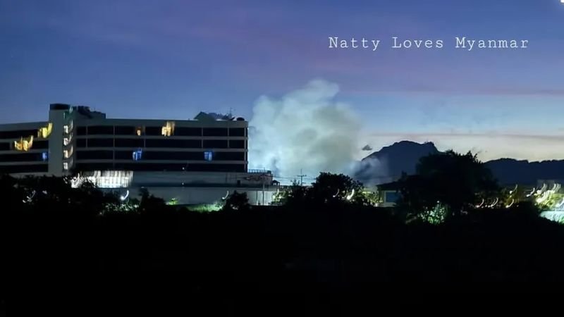 Das myanmarische Militär hat gestern (24. Oktober) den zweiten Tag in Folge Gebäude innerhalb des berüchtigten KK-Park-Skandalkomplexes in der Gemeinde Myawaddy im Bundesstaat Kayin bombardiert. Die Explosionsgeräusche hallten durch die ganze thailändische Stadt Mae Sot, direkt gegenüber dem Fluss Moei, wie der Fernsehsender Channel 7 heute Morgen berichtete.