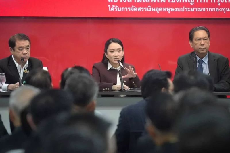 . Paetongtarn Shinawatra tritt von der Führung zurück, um die Pheu Thai Partei zu „retten“. Die entlassene Premierministerin bleibt aber weiterhin das Oberhaupt der „Pheu Thai Familie“Die ehemalige Premierministerin Paetongtarn Shinawatra gab am Mittwochmorgen ihren Rücktritt vom Amt der Vorsitzenden der Pheu-Thai-Partei bekannt, um eine Umstrukturierung der Partei zu ermöglichen.