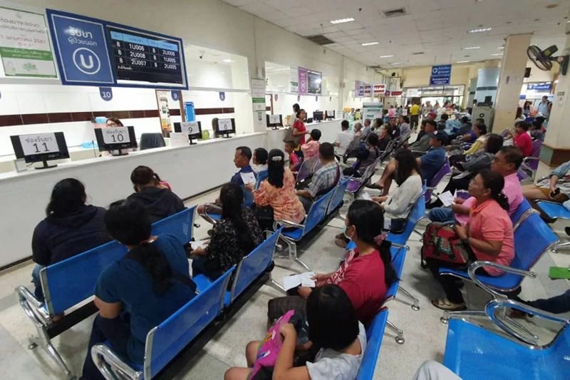 Der Staatssekretär für öffentliche Gesundheit, Dr. Somrerk Jungsaman, sagte, das allgemeine Gesundheitssystem, auch Gold Card-Programm genannt, sei mit finanzieller Instabilität konfrontiert, da die öffentlichen Krankenhäuser weiterhin Verluste durch die Bereitstellung von Dienstleistungen im Rahmen dieses Programms hinnehmen müssten.