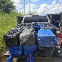 Die Polizei hat 4,4 Millionen Methamphetaminpillen beschlagnahmt und zwei Personen festgenommen, die verdächtigt werden, die Drogen in der Nähe der Grenze zwischen Chiang Rai und Myanmar geschmuggelt zu haben .