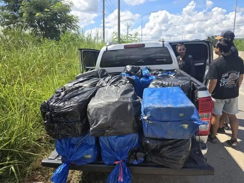 Die Polizei hat 4,4 Millionen Methamphetaminpillen beschlagnahmt und zwei Personen festgenommen, die verdächtigt werden, die Drogen in der Nähe der Grenze zwischen Chiang Rai und Myanmar geschmuggelt zu haben .