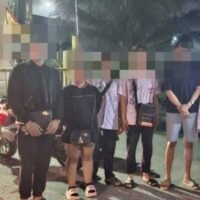 Um die Sicherheit beim Phuket Vegetarian Festival zu gewährleisten, nahm die Polizei in Phuket während nächtlicher Patrouillen Dutzende Jugendliche fest und beschlagnahmte umgebaute Motorräder. Bei der Razzia, die sich auf das Gebiet Saphan Hin konzentrierte, wurden 45 junge Menschen festgenommen und 13 illegal umgebaute Motorräder beschlagnahmt