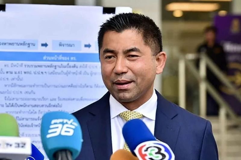 Der ehemalige stellvertretende nationale Polizeichef, General Surachate Hakparn „Big Joke“ beantragte am Dienstag beim Ausschuss für nationale Strategie und Reformen des Repräsentantenhauses, den nationalen Polizeichef, General Kittharath Punpetch, wegen angeblichen Fehlverhaltens und Machtmissbrauchs zu untersuchen.