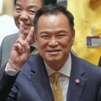 Premierminister Anutin Charnvirakul könnte das Repräsentantenhaus Anfang Dezember auflösen und damit einer Misstrauensdebatte der Oppositionsgruppen zuvorkommen. Thailands Premierminister könnte sich für Parlamentswahlen entscheiden, bevor das Repräsentantenhaus Mitte Dezember wieder zusammentritt, und so einem möglichen Verhör durch die Oppositionsfraktionen entgehen.