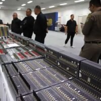 Die thailändische Polizei (RTP) hat eine öffentliche Warnung herausgegeben, um verdächtige Aktivitäten im Zusammenhang mit ausländischen Callcenter-Betrugsringen zu erkennen. Diese Betrugsmaschen bereiten zunehmend Sorgen, da Betrüger sich als Regierungsbeamte ausgeben und dadurch finanzielle Verluste entstehen