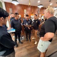 Beamte der Einwanderungsbehörde von Phuket starteten eine koordinierte Razzia gegen fünf Unternehmen in Patong . Dabei zielten sie auf mutmaßlich illegale ausländische Geschäftstätigkeiten ab. Dies ist Teil einer landesweiten Kampagne zur Verschärfung der Kontrolle über Ausländer, die illegal in Thailand arbeiten oder investieren.