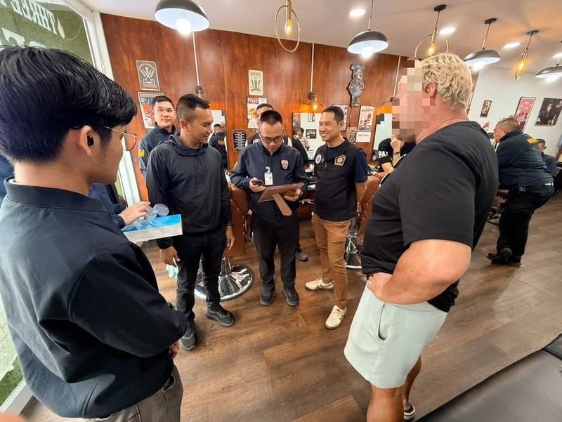Beamte der Einwanderungsbehörde von Phuket starteten eine koordinierte Razzia gegen fünf Unternehmen in Patong . Dabei zielten sie auf mutmaßlich illegale ausländische Geschäftstätigkeiten ab. Dies ist Teil einer landesweiten Kampagne zur Verschärfung der Kontrolle über Ausländer, die illegal in Thailand arbeiten oder investieren.