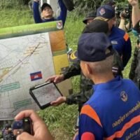 Die Königlich Thailändischen Streitkräfte (RTAF) haben mit den Vorbereitungen für den Bau des ersten temporären Grenzzauns des Landes entlang der thailändisch-kambodschanischen Grenze begonnen, um illegale grenzüberschreitende Aktivitäten einzudämmen. Zuvor hatte der Nationale Sicherheitsrat am Donnerstag dem Bau des Zauns zugestimmt.